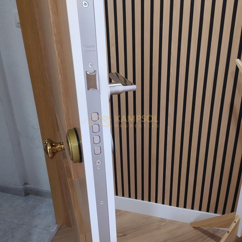 Prime Opportunity: Bright, Equipped Apartment in Torrevieja Center.