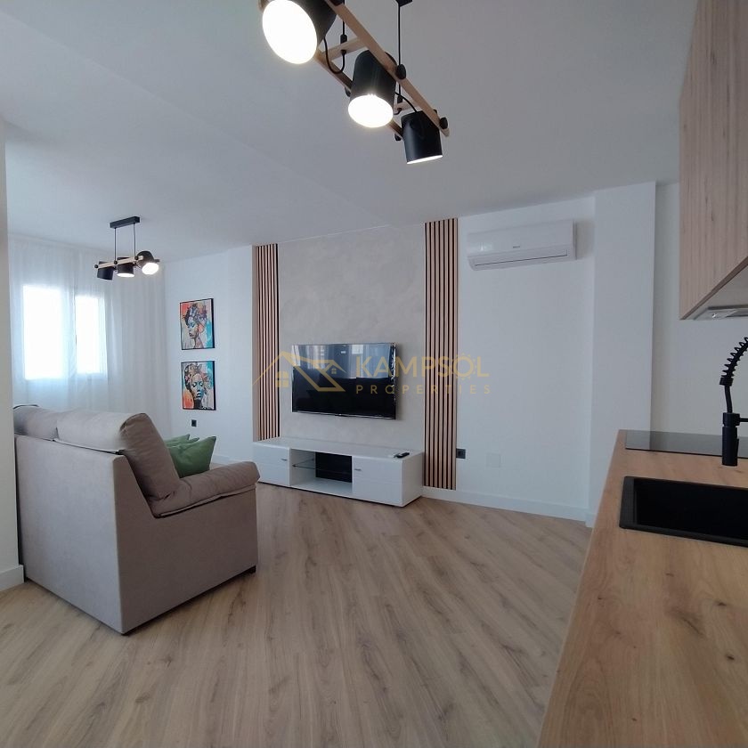 Prime Opportunity: Bright, Equipped Apartment in Torrevieja Center.
