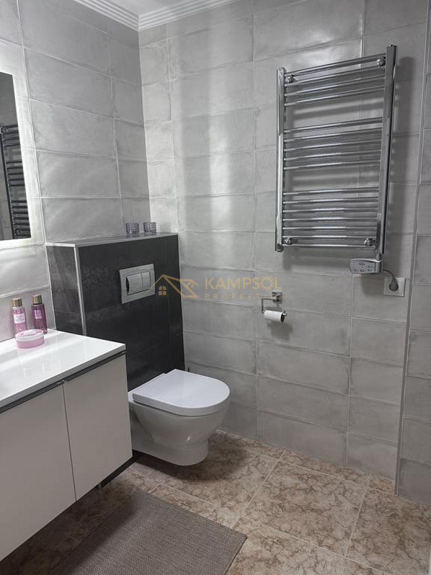 Los Altos: Odnowiony Apartament z 2 Basenami.