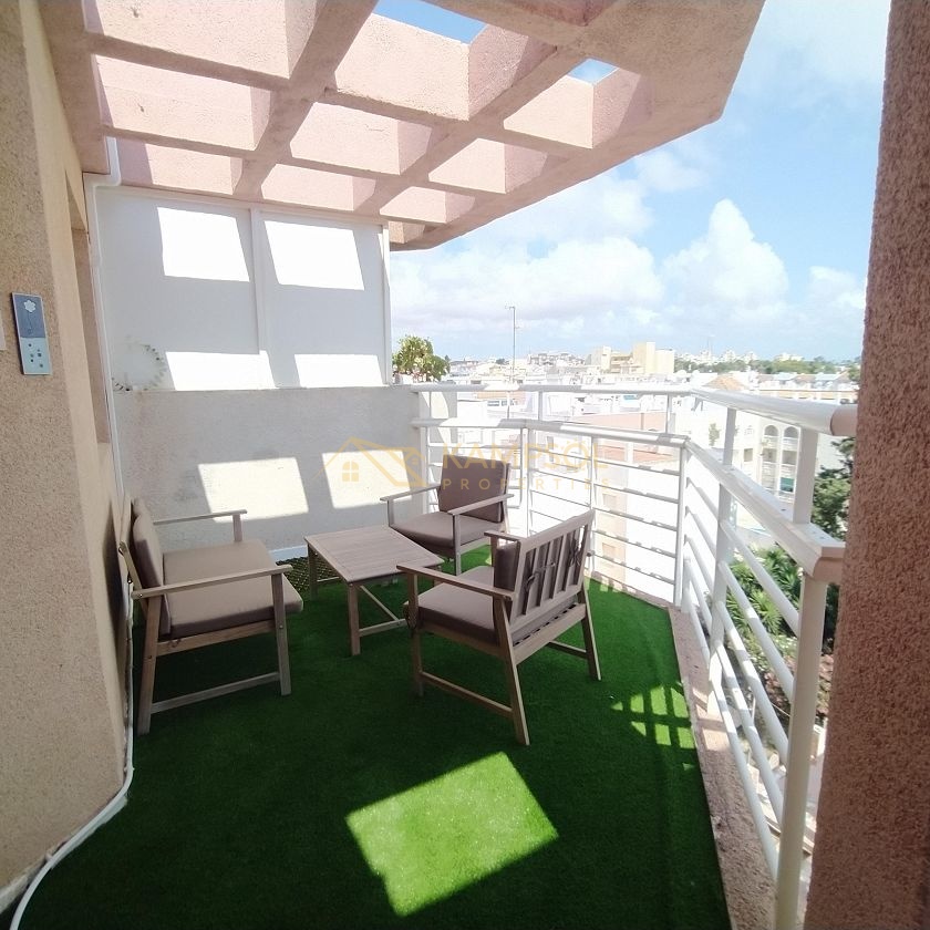 Dwupoziomowy Penthouse w Torrevieja: Świeżo Wyremontowany!