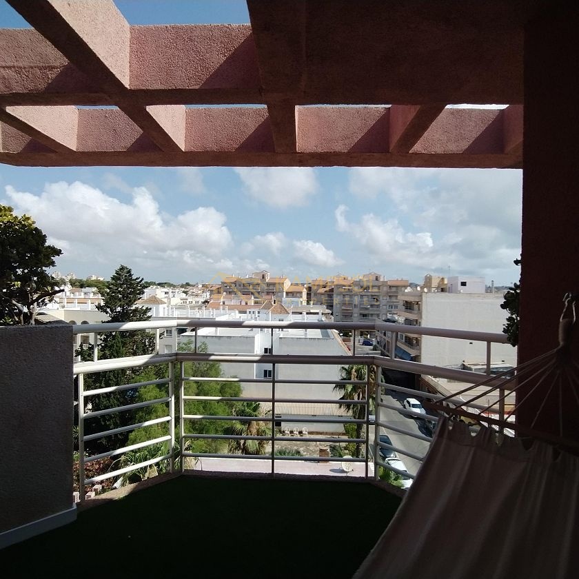 Dwupoziomowy Penthouse w Torrevieja: Świeżo Wyremontowany!