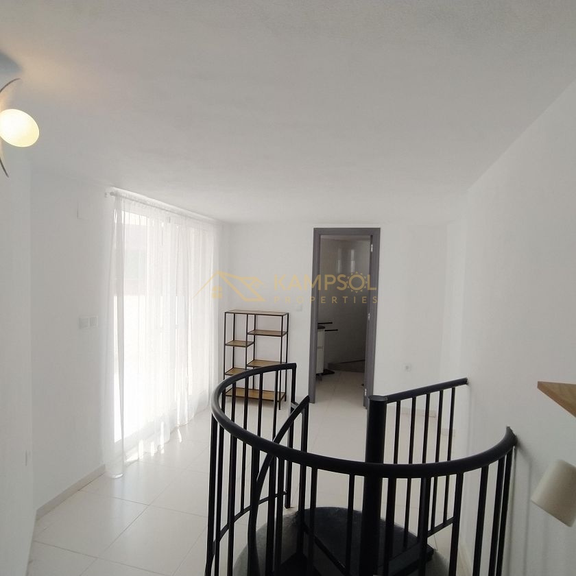 Dwupoziomowy Penthouse w Torrevieja: Świeżo Wyremontowany!