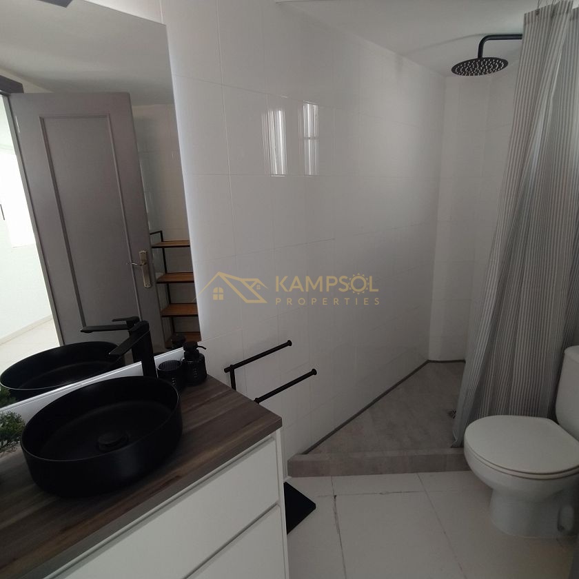 Dwupoziomowy Penthouse w Torrevieja: Świeżo Wyremontowany!