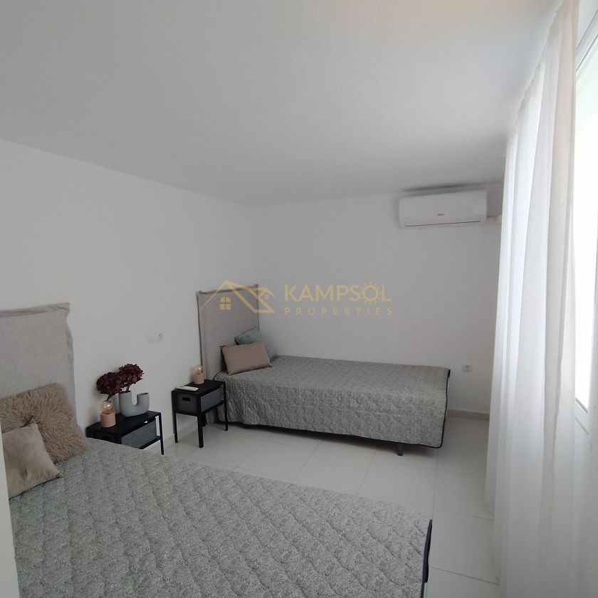 Dwupoziomowy Penthouse w Torrevieja: Świeżo Wyremontowany!