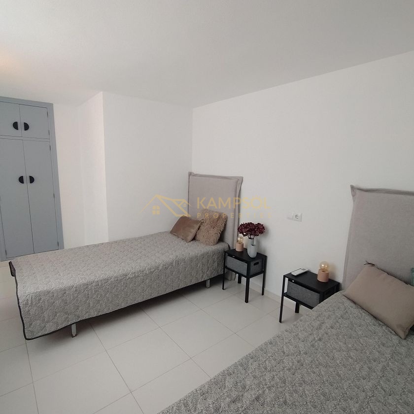 Dwupoziomowy Penthouse w Torrevieja: Świeżo Wyremontowany!