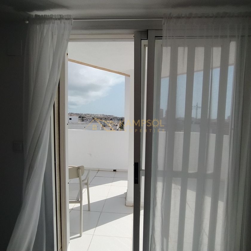 Dwupoziomowy Penthouse w Torrevieja: Świeżo Wyremontowany!