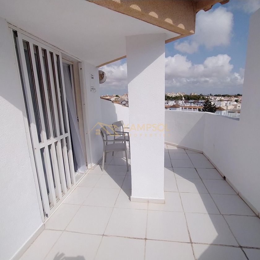 Dwupoziomowy Penthouse w Torrevieja: Świeżo Wyremontowany!