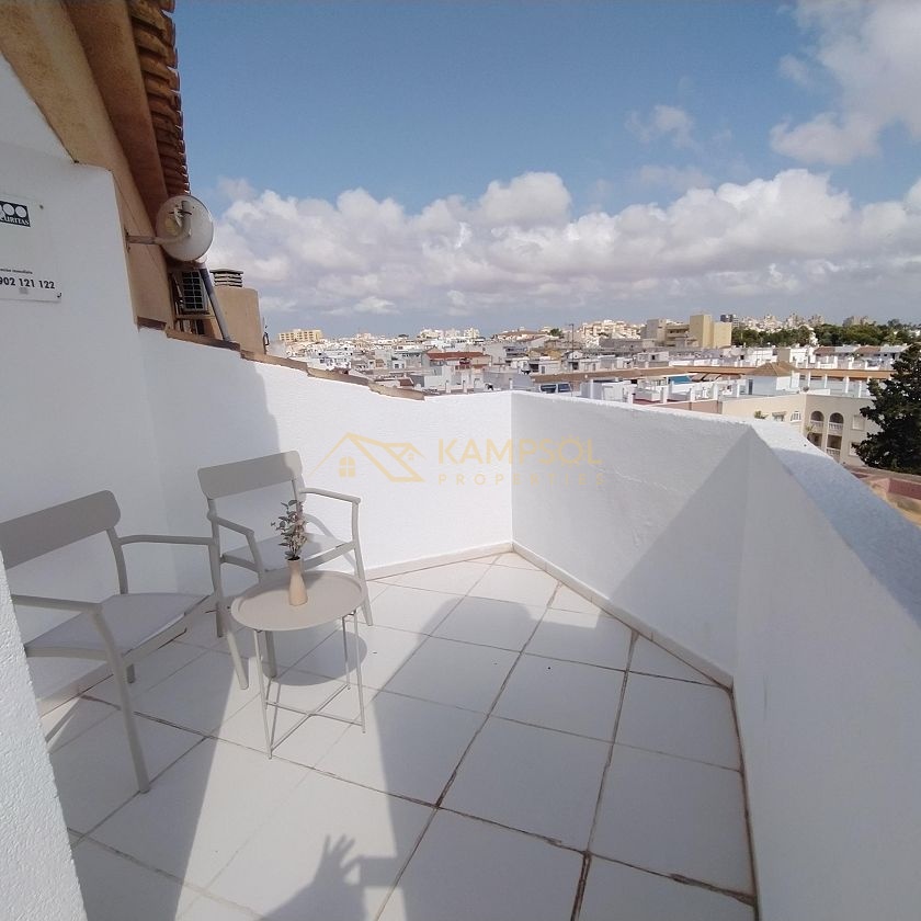 Dwupoziomowy Penthouse w Torrevieja: Świeżo Wyremontowany!