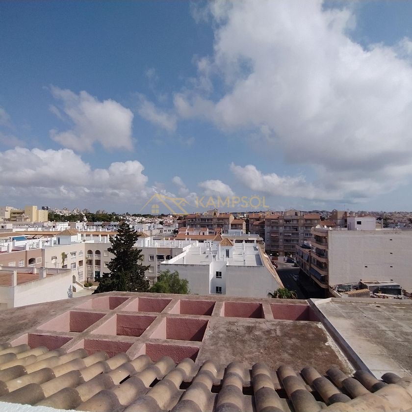 Dwupoziomowy Penthouse w Torrevieja: Świeżo Wyremontowany!