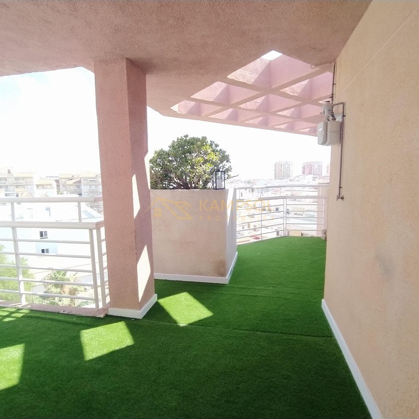 Dwupoziomowy Penthouse w Torrevieja: Świeżo Wyremontowany!