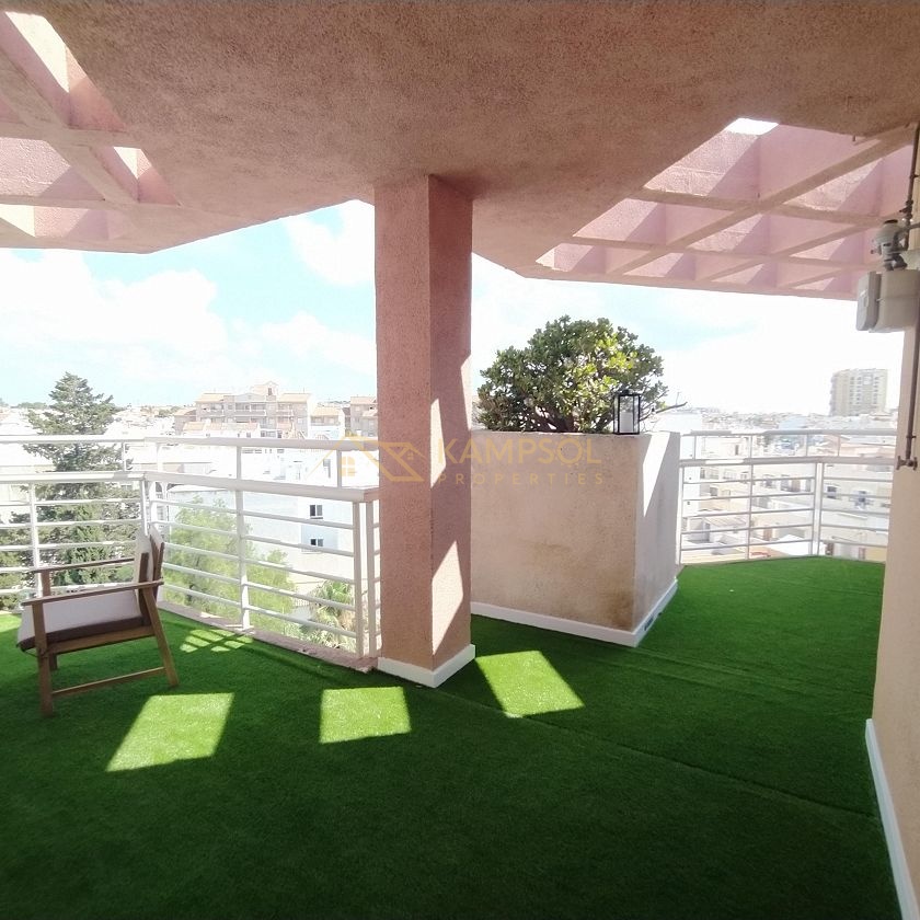Dwupoziomowy Penthouse w Torrevieja: Świeżo Wyremontowany!