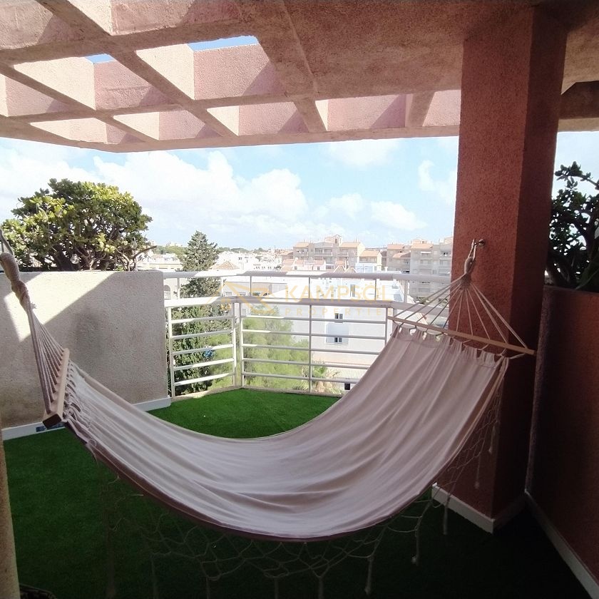 Dwupoziomowy Penthouse w Torrevieja: Świeżo Wyremontowany!