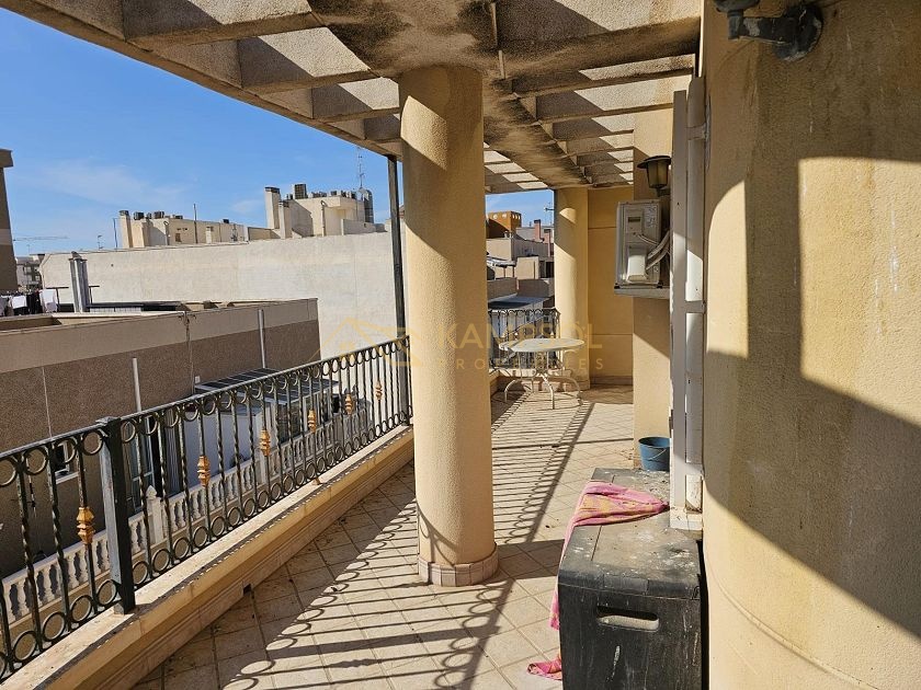 Large Terrace, 4 Bedrooms: Your Ideal Penthouse.