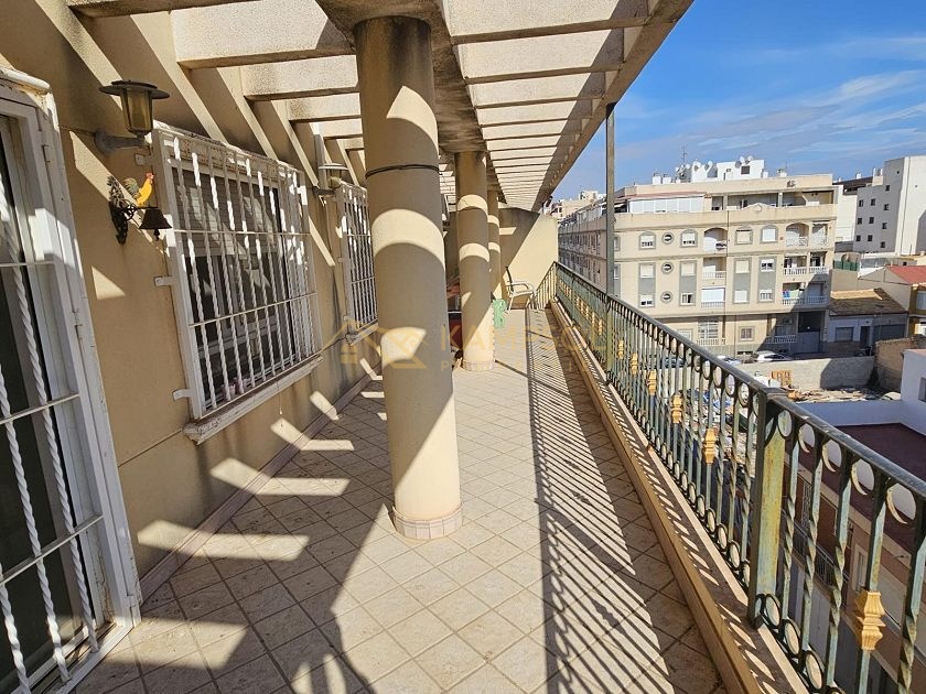 Large Terrace, 4 Bedrooms: Your Ideal Penthouse.