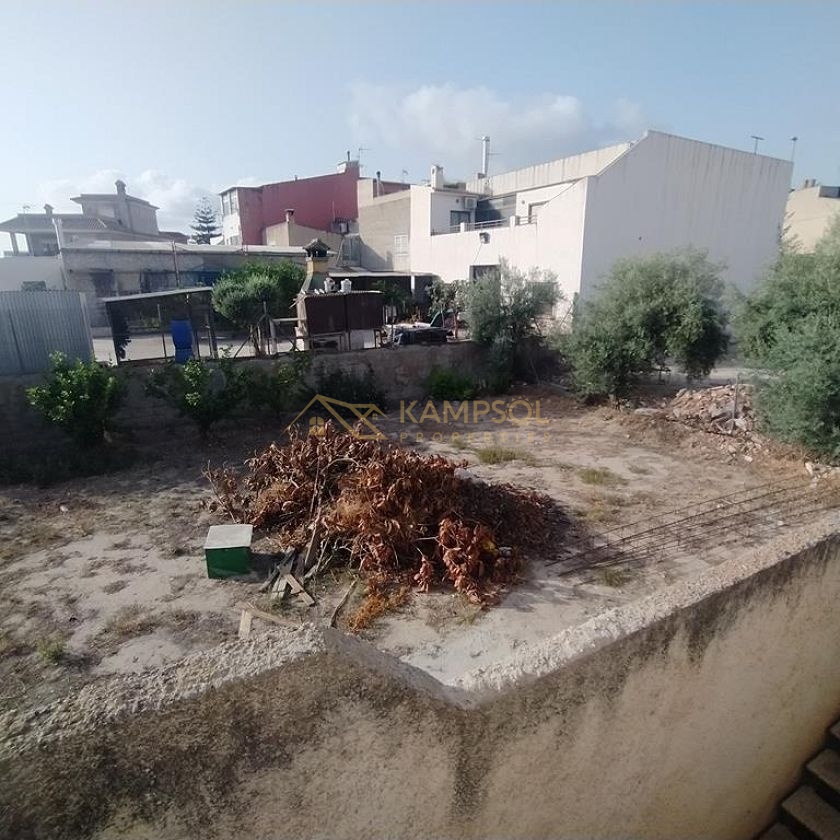 Detached House on Large Plot: Renovation Project!