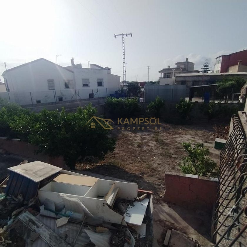 Detached House on Large Plot: Renovation Project!