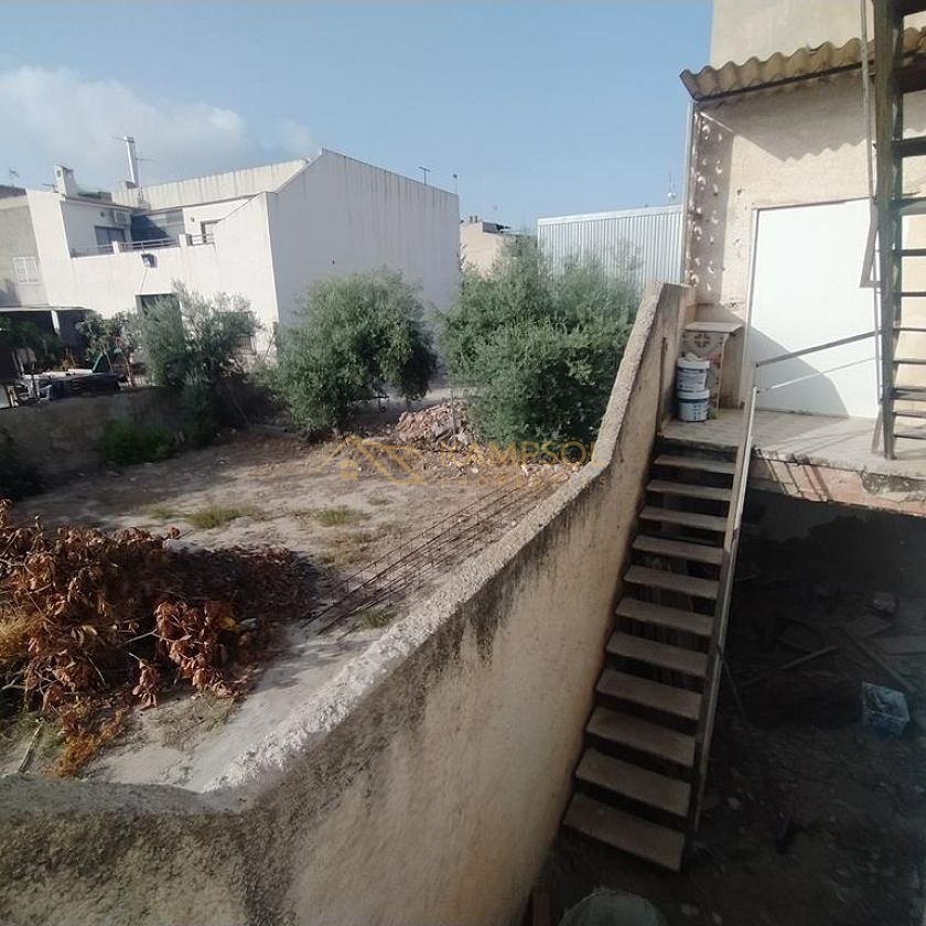 Detached House on Large Plot: Renovation Project!
