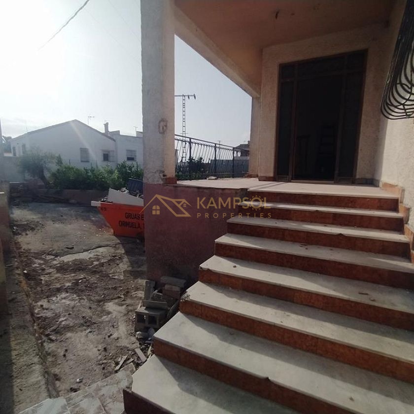 Detached House on Large Plot: Renovation Project!