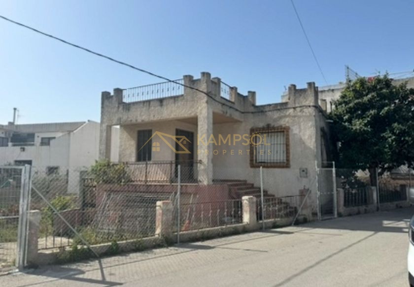 Detached House on Large Plot: Renovation Project!