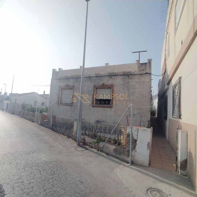 Detached House on Large Plot: Renovation Project!