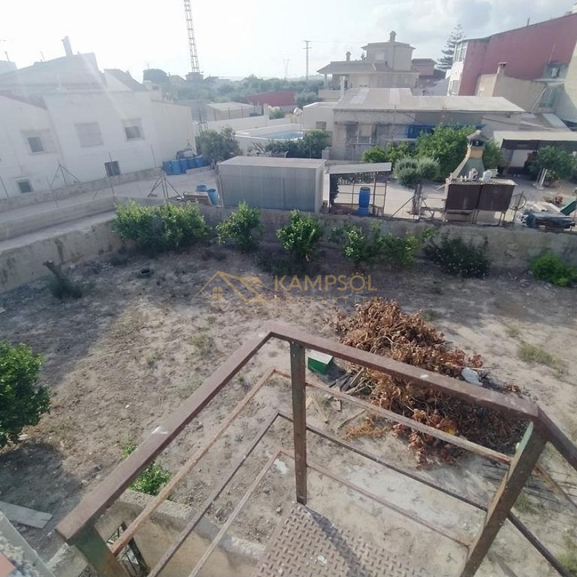 Detached House on Large Plot: Renovation Project!