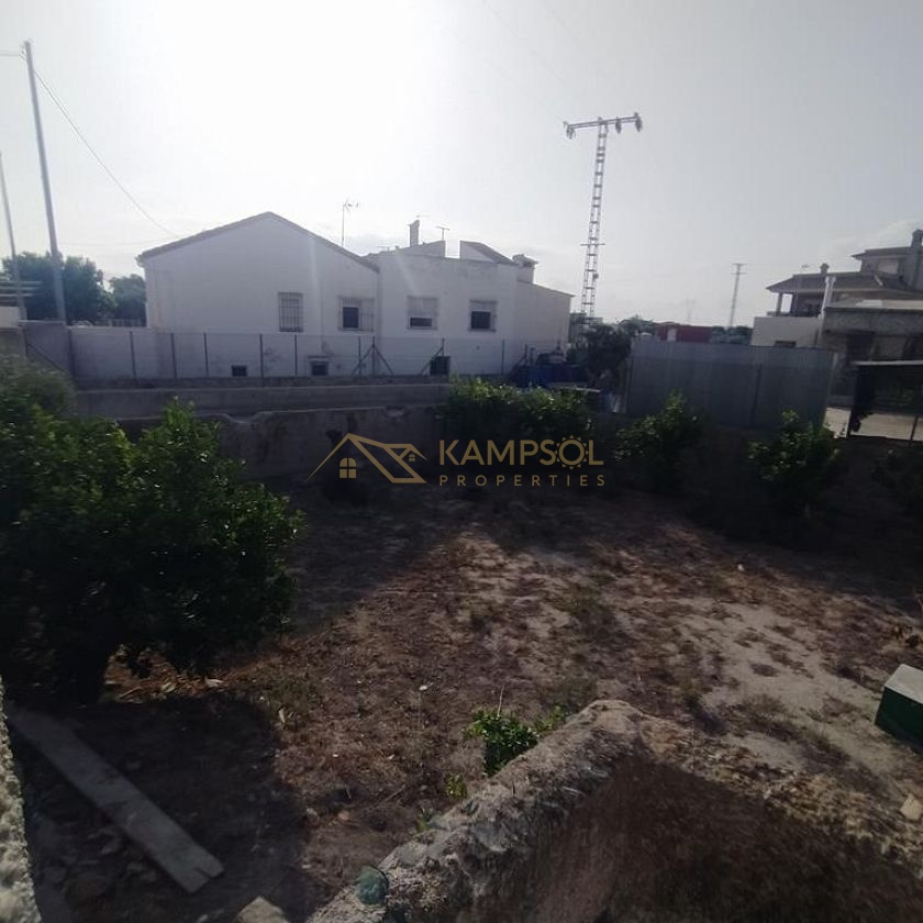 Detached House on Large Plot: Renovation Project!